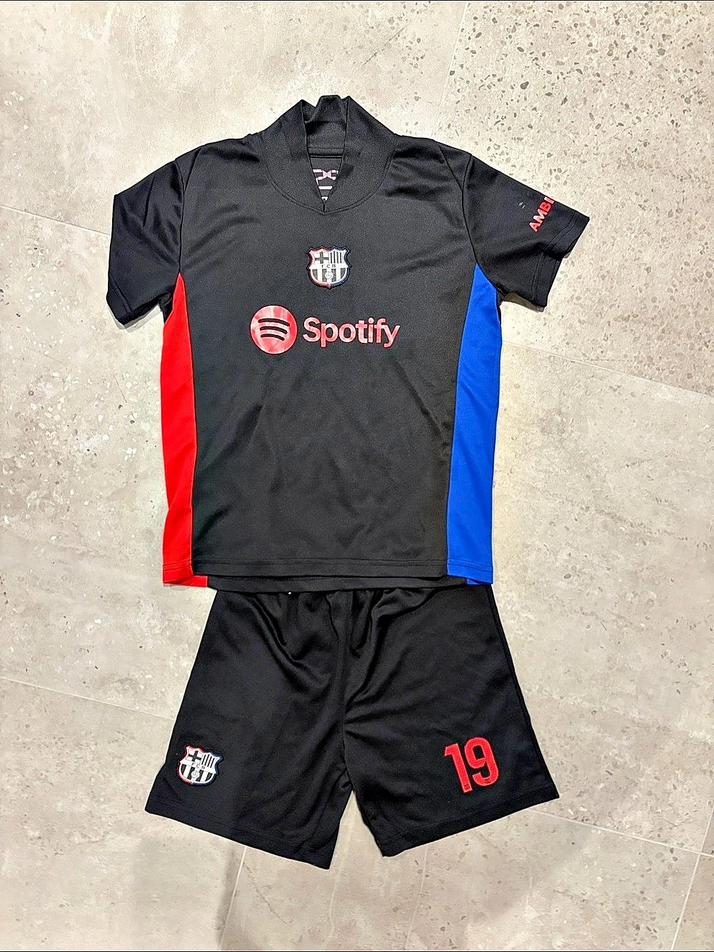 FC Barcelona Lamine Yamal #19 kit Boys Medium Black & Red NWT